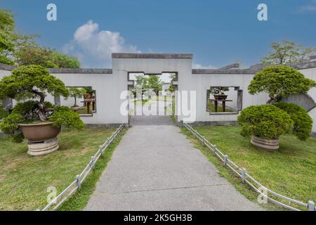 Yangzhou, Jiangsu, Chine. Entrée du jardin Bonsai, Slender West Lake Park. Banque D'Images