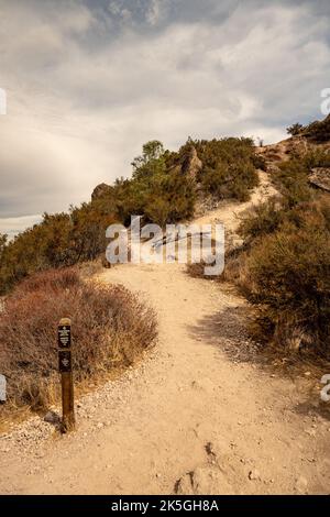 Trail Junction en direction du tunnel Trail depuis Jupiter Canyon Trail dans les Pinnacles Banque D'Images