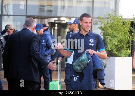 Londres, Royaume-Uni. 8th octobre 2022. L'Azpillcueta du Chelsea FC quitte l'hôtel avant de se mettre à la maison contre les loups. Crédit : Brian Minkoff/Alamy Live News Banque D'Images