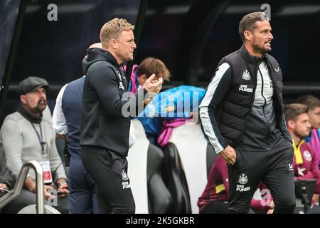 Newcastle, Royaume-Uni. 08th octobre 2022. Eddie Howe, responsable de Newcastle United, célèbre Bruno Guimarães #39 de l'objectif de Newcastle United du faire 1-0 pendant le match de Premier League Newcastle United contre Brentford à St. James's Park, Newcastle, Royaume-Uni, 8th octobre 2022 (photo de Mark Cosgrove/News Images) à Newcastle, Royaume-Uni le 10/8/2022. (Photo de Mark Cosgrove/News Images/Sipa USA) crédit: SIPA USA/Alay Live News Banque D'Images