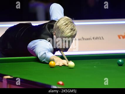 Hong Kong, Chine. 8th octobre 2022. Neil Robertson, d'Australie, joue un coup lors du match de demi-finale contre Ronnie O'Sullivan, d'Angleterre, au tournoi de snooker des maîtres de Hong Kong à Hong Kong, dans le sud de la Chine, sur 8 octobre 2022. Crédit : Lo Ping Fai/Xinhua/Alamy Live News Banque D'Images