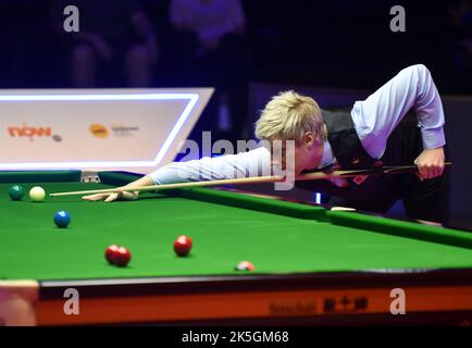 Hong Kong, Chine. 8th octobre 2022. Neil Robertson, d'Australie, joue un coup lors du match de demi-finale contre Ronnie O'Sullivan, d'Angleterre, au tournoi de snooker des maîtres de Hong Kong à Hong Kong, dans le sud de la Chine, sur 8 octobre 2022. Crédit : Lo Ping Fai/Xinhua/Alamy Live News Banque D'Images