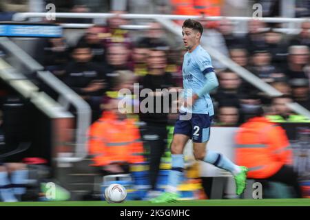 Newcastle, Royaume-Uni. 08th octobre 2022. Aaron Hickey #2 de Brentford se brise avec le ballon lors du match de la Premier League Newcastle United contre Brentford au St. James's Park, Newcastle, Royaume-Uni, 8th octobre 2022 (photo de Mark Cosgrove/News Images) à Newcastle, Royaume-Uni le 10/8/2022. (Photo de Mark Cosgrove/News Images/Sipa USA) crédit: SIPA USA/Alay Live News Banque D'Images