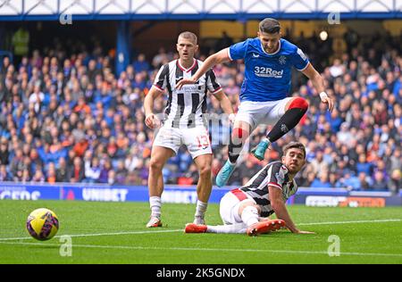 Glasgow, le 8th octobre 2022. Declan Gallagher de St Mirren fait tomber Antonio Colak de Rangers pour une pénalité aux Rangers lors du match cinch Premiership au stade Ibrox, à Glasgow. Crédit photo à lire: Neil Hanna / Sportimage crédit: Sportimage / Alay Live News Banque D'Images