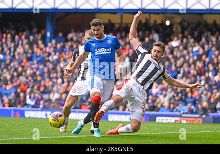 Glasgow, le 8th octobre 2022. Declan Gallagher de St Mirren fait tomber Antonio Colak de Rangers pour une pénalité aux Rangers lors du match cinch Premiership au stade Ibrox, à Glasgow. Crédit photo à lire: Neil Hanna / Sportimage crédit: Sportimage / Alay Live News Banque D'Images