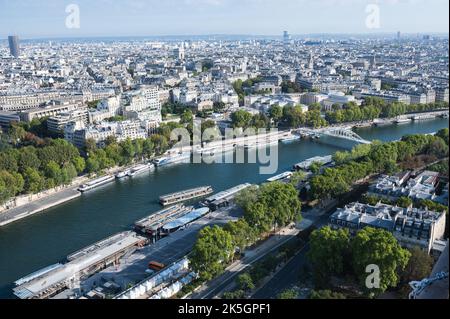 Vue panoramique depuis le deuxième étage de la tour Eiffel à Paris. Vue sur les bâtiments, les parcs et le pont de Debilly au-dessus de la rivière Siene Banque D'Images