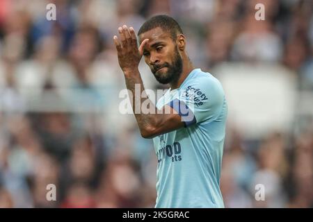 Newcastle, Royaume-Uni. 08th octobre 2022. Rico Henry #3 de Brentford lors du match de la Premier League Newcastle United contre Brentford à St. James's Park, Newcastle, Royaume-Uni, 8th octobre 2022 (photo de Mark Cosgrove/News Images) à Newcastle, Royaume-Uni le 10/8/2022. (Photo de Mark Cosgrove/News Images/Sipa USA) crédit: SIPA USA/Alay Live News Banque D'Images