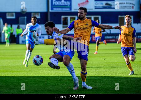 Stephen McLaughlin, du Mansfield Town FC, s'attaque à Josh Gordon, du Barrow FC, lors du match Sky Bet League 2 entre Barrow et Mansfield Town à Holker Street, Barrow-in-Furness, le samedi 8th octobre 2022. (Credit: Ian Charles | MI News) Credit: MI News & Sport /Alay Live News Banque D'Images