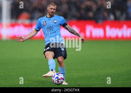 8th octobre 2022 ; Allianz Stadium, Sydney, Nouvelle-Galles du Sud, Australie : une ligue de football Sydney FC contre Melbourne victoire : Luke Brattan de Sydney FC passe le ballon hors de la défense Banque D'Images