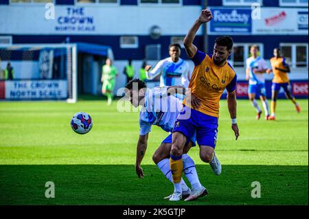 Stephen McLaughlin, du Mansfield Town FC, s'attaque à Josh Gordon, du Barrow FC, lors du match Sky Bet League 2 entre Barrow et Mansfield Town à Holker Street, Barrow-in-Furness, le samedi 8th octobre 2022. (Credit: Ian Charles | MI News) Credit: MI News & Sport /Alay Live News Banque D'Images