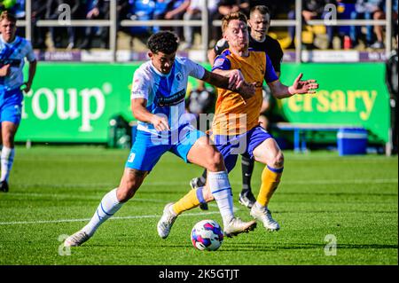 Josh Gordon du FC Barrow s'attaque à Stephen Quinn du FC Mansfield Town lors du match Sky Bet League 2 entre Barrow et Mansfield Town à Holker Street, Barrow-in-Furness, le samedi 8th octobre 2022. (Credit: Ian Charles | MI News) Credit: MI News & Sport /Alay Live News Banque D'Images