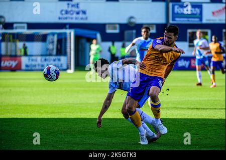 Stephen McLaughlin, du Mansfield Town FC, s'attaque à Josh Gordon, du Barrow FC, lors du match Sky Bet League 2 entre Barrow et Mansfield Town à Holker Street, Barrow-in-Furness, le samedi 8th octobre 2022. (Credit: Ian Charles | MI News) Credit: MI News & Sport /Alay Live News Banque D'Images