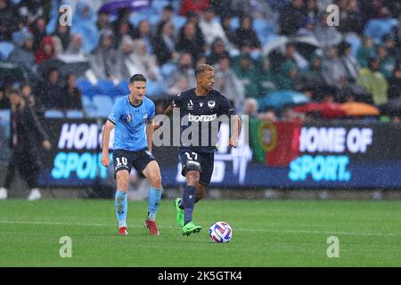 8th octobre 2022 ; Allianz Stadium, Sydney, Nouvelle-Galles du Sud, Australie : football de la ligue a FC de Sydney contre victoire de Melbourne : la victoire de Nani of Melbourne garde le contrôle en milieu de terrain Banque D'Images