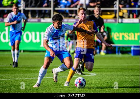 Josh Gordon du FC Barrow s'attaque à Stephen Quinn du FC Mansfield Town lors du match Sky Bet League 2 entre Barrow et Mansfield Town à Holker Street, Barrow-in-Furness, le samedi 8th octobre 2022. (Credit: Ian Charles | MI News) Credit: MI News & Sport /Alay Live News Banque D'Images