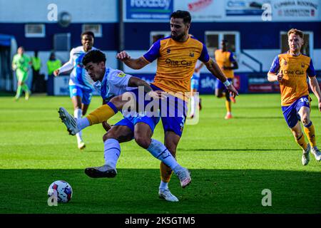 Stephen McLaughlin, du Mansfield Town FC, s'attaque à Josh Gordon, du Barrow FC, lors du match Sky Bet League 2 entre Barrow et Mansfield Town à Holker Street, Barrow-in-Furness, le samedi 8th octobre 2022. (Credit: Ian Charles | MI News) Credit: MI News & Sport /Alay Live News Banque D'Images