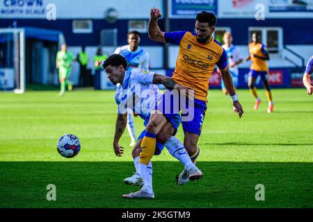 Stephen McLaughlin, du Mansfield Town FC, s'attaque à Josh Gordon, du Barrow FC, lors du match Sky Bet League 2 entre Barrow et Mansfield Town à Holker Street, Barrow-in-Furness, le samedi 8th octobre 2022. (Credit: Ian Charles | MI News) Credit: MI News & Sport /Alay Live News Banque D'Images