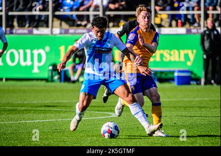 Josh Gordon du FC Barrow s'attaque à Stephen Quinn du FC Mansfield Town lors du match Sky Bet League 2 entre Barrow et Mansfield Town à Holker Street, Barrow-in-Furness, le samedi 8th octobre 2022. (Credit: Ian Charles | MI News) Credit: MI News & Sport /Alay Live News Banque D'Images