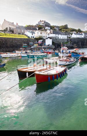 COVERACK, CORNWALL, ROYAUME-UNI - 21 SEPTEMBRE 2022. Un paysage vertical de bateaux de pêche cornoués traditionnels dans le port de Coverack, en Cornouailles, Banque D'Images