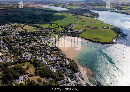 Vue aérienne du village de Rock sur l'estuaire de Camel à Cornwall, Royaume-Uni, qui est une destination de vacances populaire par une journée ensoleillée d'été Banque D'Images