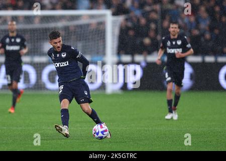 8th octobre 2022 ; Allianz Stadium, Sydney, Nouvelle-Galles du Sud, Australie : football a-League FC Sydney contre Melbourne victoire : Noah Smith de Melbourne victoire passant le ballon Banque D'Images