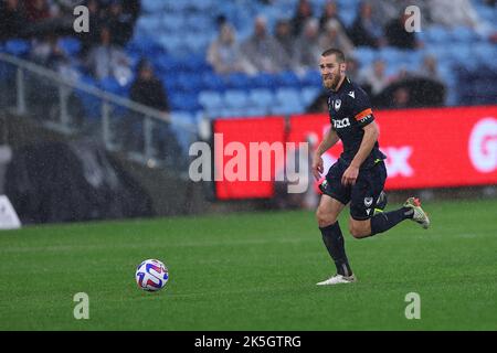 8th octobre 2022 ; Allianz Stadium, Sydney, Nouvelle-Galles du Sud, Australie : une ligue de football Sydney FC contre Melbourne victoire : Joshua Brilante de Melbourne victoire s'étend sur le ballon Banque D'Images