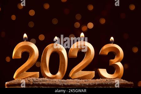 Arrière-plan de vacances Bonne Année. Arrière-plan bordeaux horizontal minimaliste avec guirlande bokeh jaune vif et espace pour le texte ou le dessin. Bougies Banque D'Images