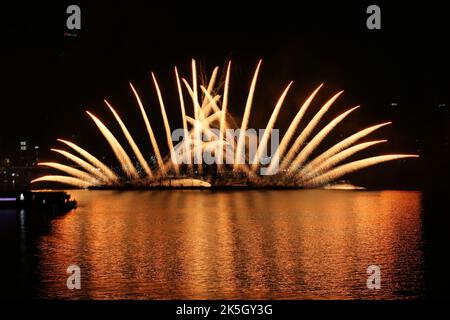 Séoul, Corée du Sud. 8th octobre 2022. Les feux d'artifice illuminent le ciel lors du Festival international des feux d'artifice de Séoul en 2022, à Séoul, en Corée du Sud, le 8 octobre 2022. Crédit : Wang Yiliang/Xinhua/Alay Live News Banque D'Images