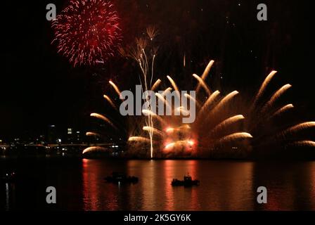 Séoul, Corée du Sud. 8th octobre 2022. Les feux d'artifice illuminent le ciel lors du Festival international des feux d'artifice de Séoul en 2022, à Séoul, en Corée du Sud, le 8 octobre 2022. Crédit : Wang Yiliang/Xinhua/Alay Live News Banque D'Images