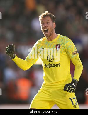 Le gardien de but Neto de Bournemouth célèbre le deuxième but de son équipe, marqué par Ryan Christie (non représenté) lors du match de la Premier League au stade Vitality, à Bournemouth. Date de la photo: Samedi 8 octobre 2022. Banque D'Images