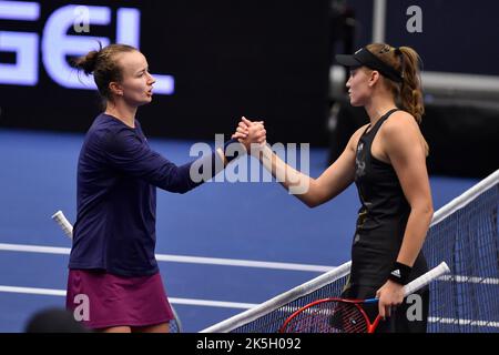 Ostrava, République tchèque. 08th octobre 2022. Barbora Krejcikova de République tchèque, à gauche, et Elena Rybakina du Kazakhstan après leur tournoi de tennis féminin WTA Agel Open 2022, sur 8 octobre 2022, à Ostrava, en République tchèque. Crédit: Jaroslav Ozana/CTK photo/Alay Live News Banque D'Images