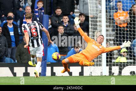 Allan McGregor, gardien de but des Rangers (à droite), fait une économie de Mark O'Hara de St Mirren lors du match cinch Premiership au stade Ibrox, à Glasgow. Date de la photo: Samedi 8 octobre 2022. Banque D'Images