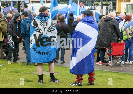 Glasgow, Royaume-Uni. 8th octobre 2022. Un événement appelé 'YESTIVAL' a eu lieu à George Square, Glasgow, Écosse, Royaume-Uni et plusieurs centaines de partisans de l'indépendance écossaise y ont assisté, y compris environ 20 'Bikers for Independence' et Sean Clerkin, le fondateur du groupe politique 'Scotish Resistance'. Le rassemblement a été organisé par des groupes pro-indépendantistes et a été organisé par Tommy Sheridan, l'ancien MSP et chef du Parti socialiste écossais et solidarité. Le 29 septembre, Tommy Sheridan a été déclaré en faillite. Crédit : Findlay/Alay Live News Banque D'Images