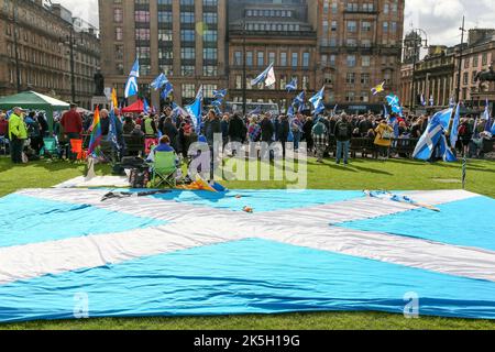 Glasgow, Royaume-Uni. 8th octobre 2022. Un événement appelé 'YESTIVAL' a eu lieu à George Square, Glasgow, Écosse, Royaume-Uni et plusieurs centaines de partisans de l'indépendance écossaise y ont assisté, y compris environ 20 'Bikers for Independence' et Sean Clerkin, le fondateur du groupe politique 'Scotish Resistance'. Le rassemblement a été organisé par des groupes pro-indépendantistes et a été organisé par Tommy Sheridan, l'ancien MSP et chef du Parti socialiste écossais et solidarité. Le 29 septembre, Tommy Sheridan a été déclaré en faillite. Crédit : Findlay/Alay Live News Banque D'Images