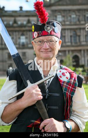 Glasgow, Royaume-Uni. 8th octobre 2022. Un événement appelé 'YESTIVAL' a eu lieu à George Square, Glasgow, Écosse, Royaume-Uni et plusieurs centaines de partisans de l'indépendance écossaise y ont assisté, y compris environ 20 'Bikers for Independence' et Sean Clerkin, le fondateur du groupe politique 'Scotish Resistance'. Le rassemblement a été organisé par des groupes pro-indépendantistes et a été organisé par Tommy Sheridan, l'ancien MSP et chef du Parti socialiste écossais et solidarité. Le 29 septembre, Tommy Sheridan a été déclaré en faillite. Crédit : Findlay/Alay Live News Banque D'Images