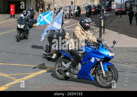 Glasgow, Royaume-Uni. 8th octobre 2022. Un événement appelé 'YESTIVAL' a eu lieu à George Square, Glasgow, Écosse, Royaume-Uni et plusieurs centaines de partisans de l'indépendance écossaise y ont assisté, y compris environ 20 'Bikers for Independence' et Sean Clerkin, le fondateur du groupe politique 'Scotish Resistance'. Le rassemblement a été organisé par des groupes pro-indépendantistes et a été organisé par Tommy Sheridan, l'ancien MSP et chef du Parti socialiste écossais et solidarité. Le 29 septembre, Tommy Sheridan a été déclaré en faillite. Crédit : Findlay/Alay Live News Banque D'Images