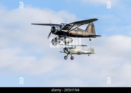 1938 Westland Lysander et 1938 Gloster Gladiator, volant en formation lors du salon de l'aéronautique du jour de la course qui s'est tenu à Shuttleworth le 2nd octobre 2022 Banque D'Images