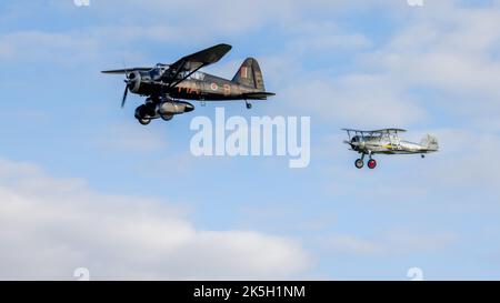 1938 Westland Lysander et 1938 Gloster Gladiator, volant en formation lors du salon de l'aéronautique du jour de la course qui s'est tenu à Shuttleworth le 2nd octobre 2022 Banque D'Images