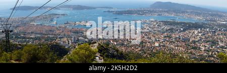 Une vue panoramique sur la ville de Toulon depuis une colline appelée le Mont Faron . Banque D'Images