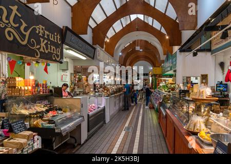 Cork, Irlande - 16 août 2022 : vue intérieure du marché anglais au centre-ville de Cork avec de nombreux stands et clients Banque D'Images