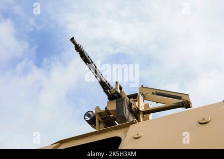 Mitrailleuse lourde. Arme sur le dessus. Armement et armement dans l'armée militaire. Ciel bleu avec nuages comme espace de copie Banque D'Images