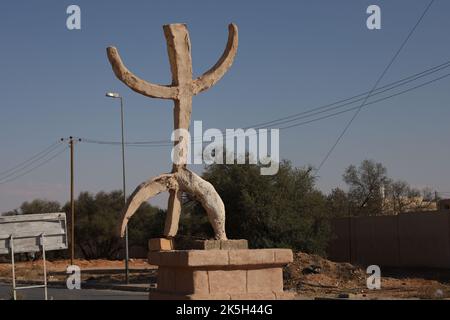 Yefren, Libye. 07th octobre 2022. Vue sur le symbole amazigh Tifinagh au centre de la ville montagneuse d'Ifrane, habitée par les Berbères de Libye. (Photo par Islam Alatrash/SOPA Images/Sipa USA) Credit: SIPA USA/Alay Live News Banque D'Images