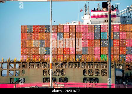 Conteneurs multicolores chargés sur le navire au port d'Oakland avec ciel en arrière-plan Banque D'Images