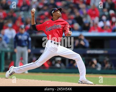 Cleveland, États-Unis. 08th octobre 2022. Cleveland Guardians départ triston McKenzie lance dans le premier repas contre les rayons de la baie de Tampa dans un jeu de cartes sauvages de la Ligue américaine au progressive Field à Cleveland, Ohio, samedi, 8 octobre 2022. Photo par Aaron Josefczyk/UPI. Crédit : UPI/Alay Live News Banque D'Images