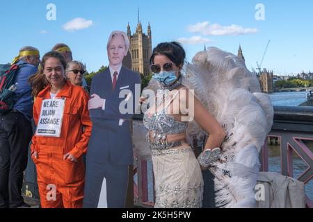 Londres, Royaume-Uni. 8th octobre 2022. Des milliers de personnes forment une chaîne humaine encerclant le Parlement, traversant les ponts de Westminster et de Lambeth, demandant la libération de Julian Assange et s'opposant à son extradition vers un procès injuste qui le blotserait pour la vie. Les rassemblements dans les villes du monde entier ont appelé à sa libération, soutenue par la FIJ et d'autres partisans de la liberté de la presse et de la liberté d'expression. Beaucoup sont venus de l'étranger pour se joindre à nous, d'autres étaient représentés par des noms sur des barres jaunes. Peter Marshall/Alay Live News Banque D'Images