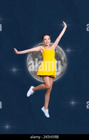 Portrait de collage composite vertical de la fille positive excitée saut volant pleine lune espace ciel isolé sur le fond de dessin Banque D'Images