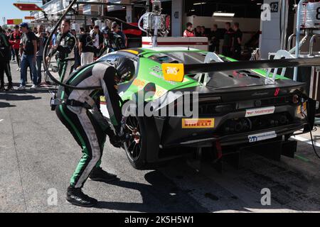 1 octobre 2022 - Mécanique pratiquant le changement de pneu de piste de fosse au Festival de vitesse du circuit de Catalogne à Barcelone, Montmelo, Espagne Banque D'Images