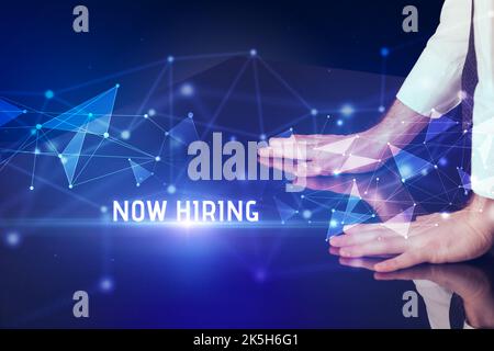 Homme d'affaires touchant le concept d'écran géant Banque D'Images