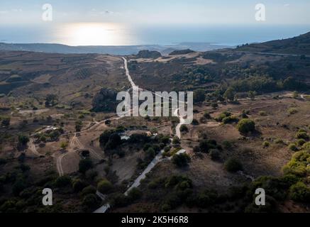 Vue aérienne de la route entre le village d'Ineia et la baie de Lara sur la péninsule d'Akamas, Chypre. Banque D'Images