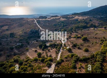 Vue aérienne de la route entre le village d'Ineia et la baie de Lara sur la péninsule d'Akamas, Chypre. Banque D'Images