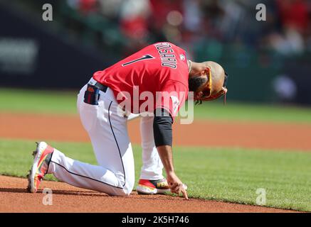 Cleveland, États-Unis. 08th octobre 2022. Le gardien de Cleveland, Amed Rosario, s'arrête sur le terrain avant le début du match contre les Tampa Bay Rays dans une série de cartes sauvages de la Ligue américaine au progressive Field à Cleveland, Ohio, samedi, 8 octobre 2022. Photo par Aaron Josefczyk/UPI. Crédit : UPI/Alay Live News Banque D'Images